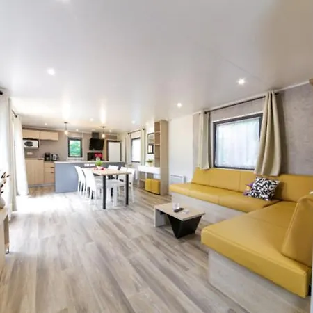 Lou Broustaricq 캠프장 4*